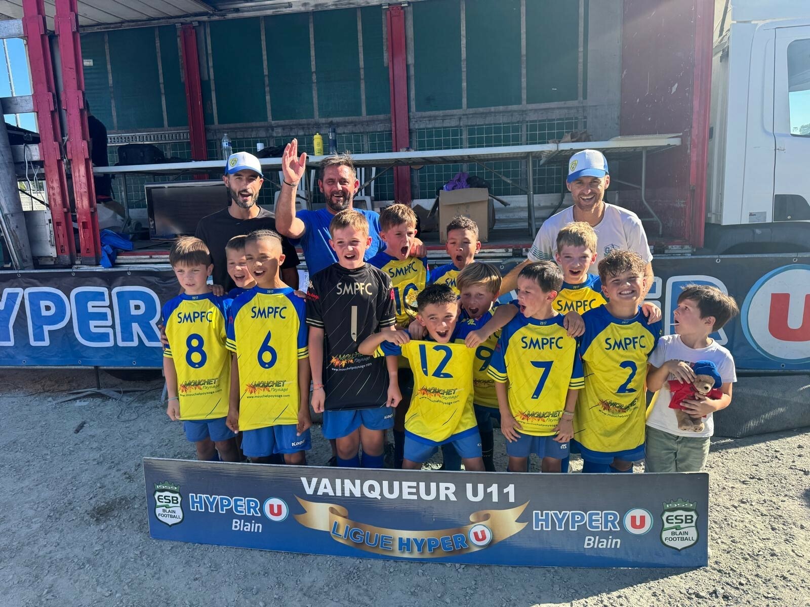 Nos U11 remportent le tournoi de Blain 🟡🔵